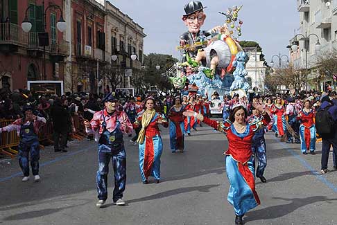 Carri allegorii e Maschere - Carnevale di Putignano - Baletti e musica che anticipano il carro allegorico A Livella di Antonio De Curtis in arte Tot al Carnevale di Putignano 2016